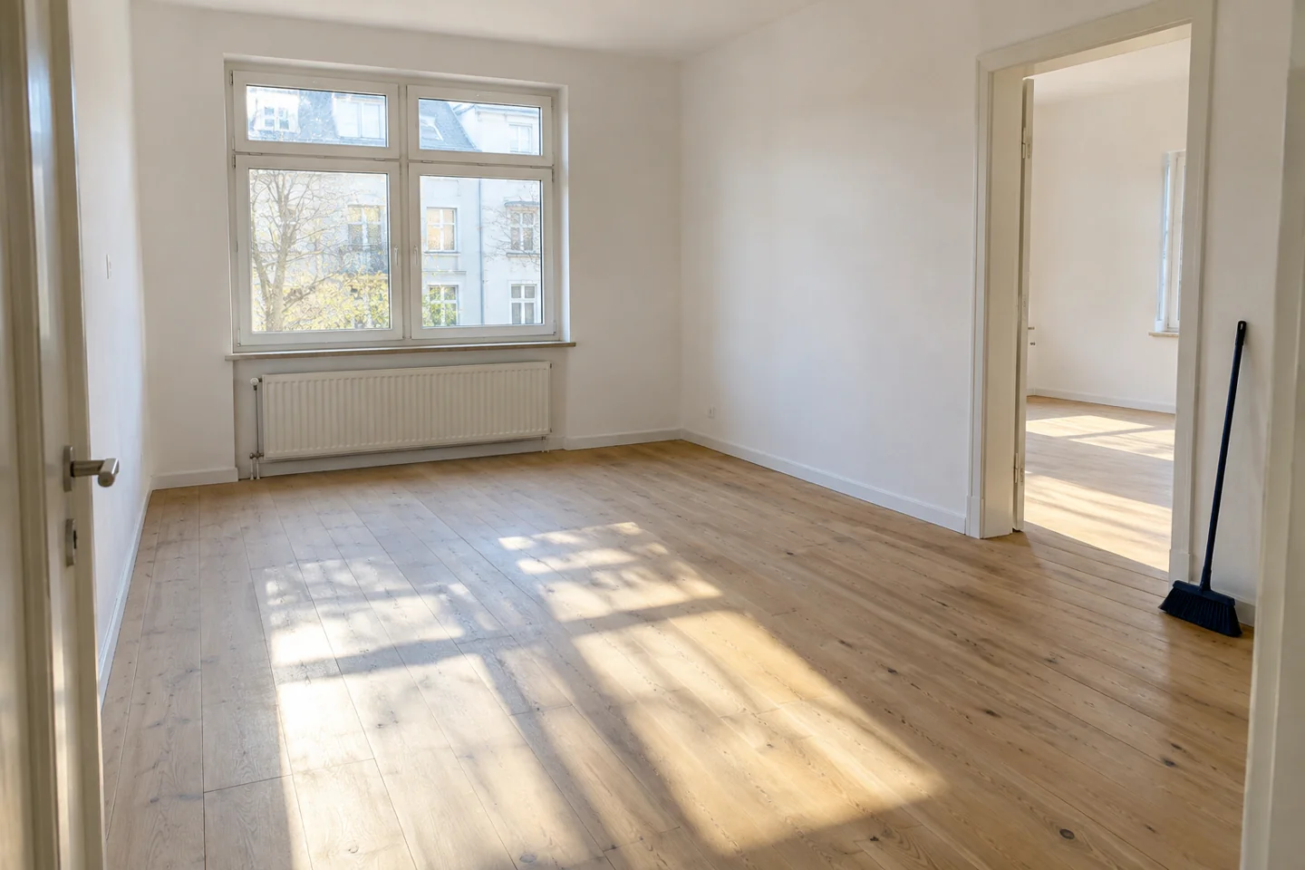 Symbolbild: leerer, besenreiner Raum mit Tageslicht