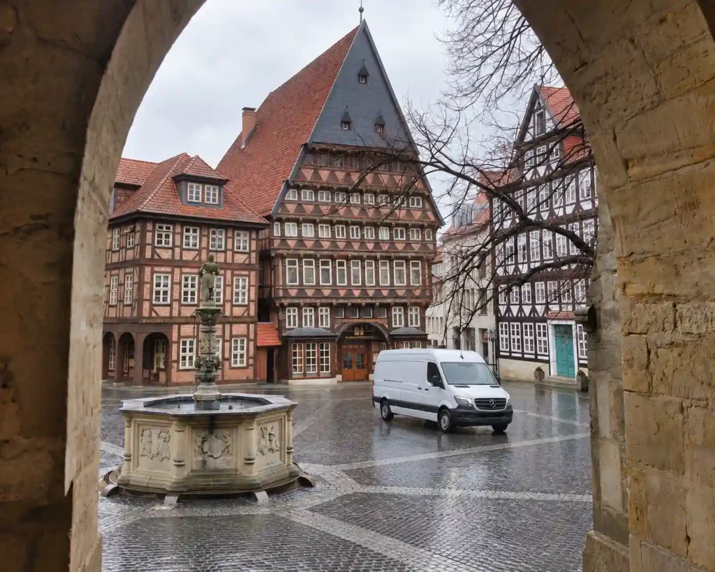 Weißer Transporter für Entrümpelung vor historischen Fachwerkhäusern in Hildesheim