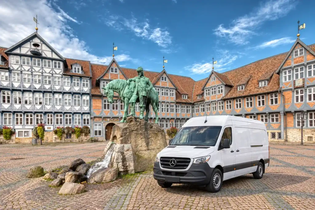 Weißer Transporter für Entrümpelung am Burgplatz in Wolfenbüttel