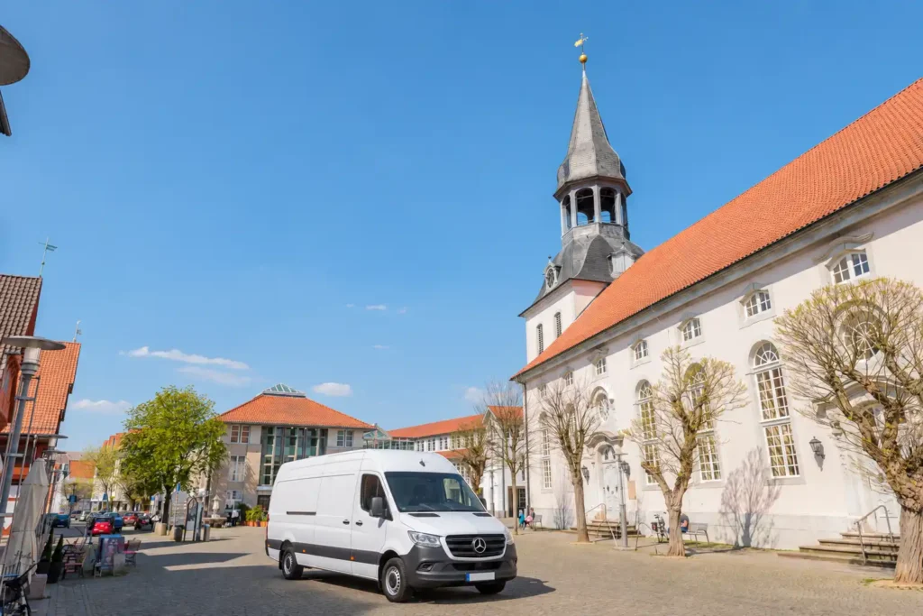 Weißer Transporter für Entrümpelung vor einem historischen Gebäude in Gifhorn