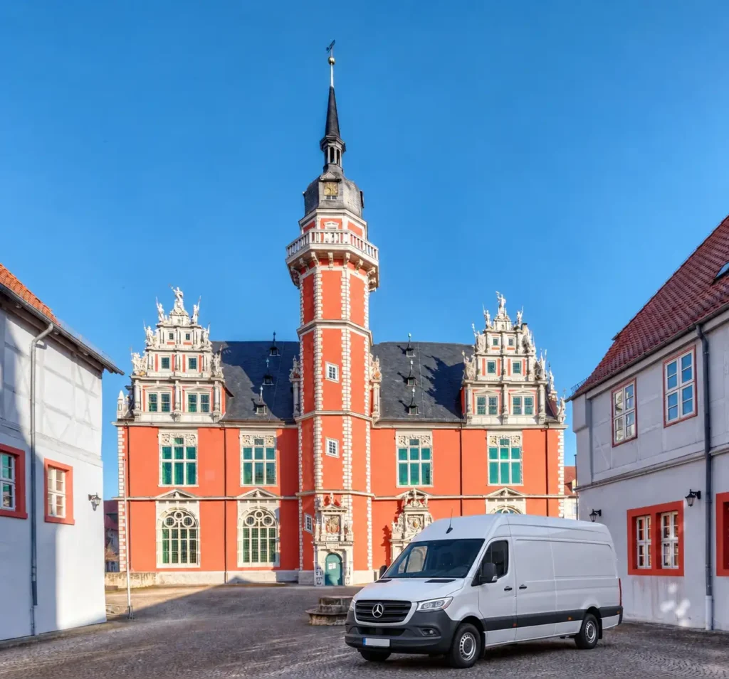 Weißer Transporter für Entrümpelung vor dem historischen Rathaus in Helmstedt