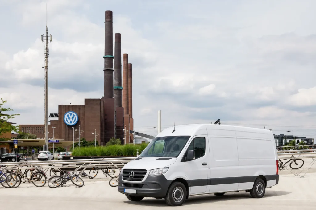 Weißer Transporter für Entrümpelung vor dem Volkswagen-Werk in Wolfsburg