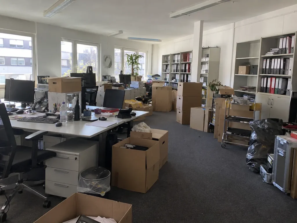 Vorbereitete Gewerberäumung in Braunschweig mit Kartons, Büromöbeln und Akten