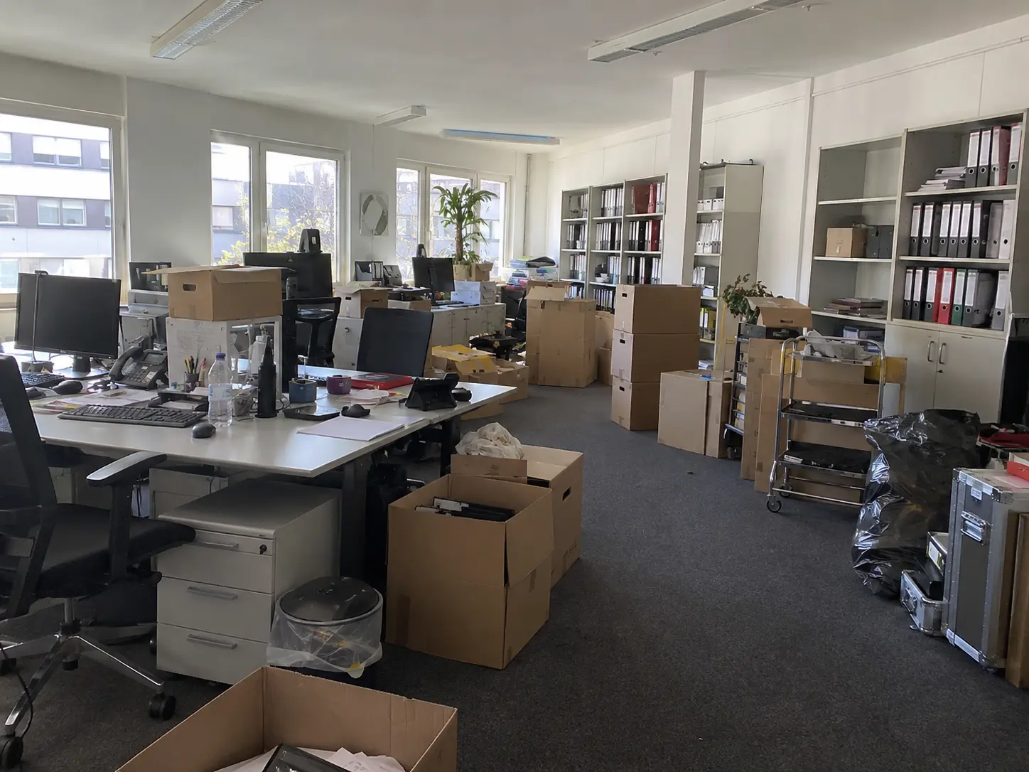 Vorbereitete Gewerberäumung in Braunschweig mit Kartons, Büromöbeln und Akten