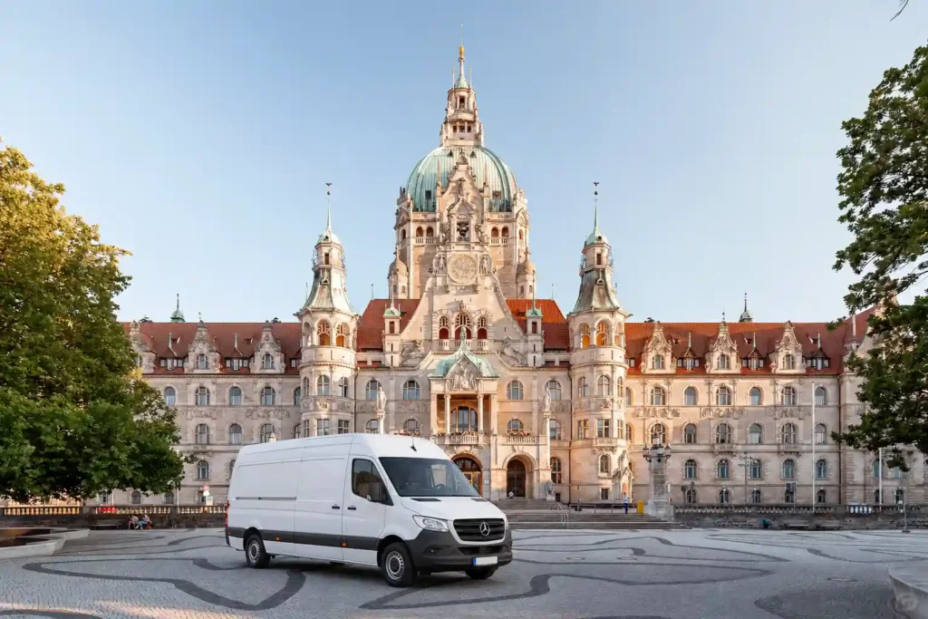 Weißer Transporter für Entrümpelung vor dem Neuen Rathaus in Hannover