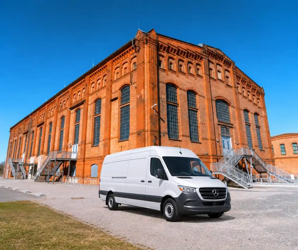 Weißer Transporter für Entrümpelung vor einem historischen Backsteingebäude in Ilsede